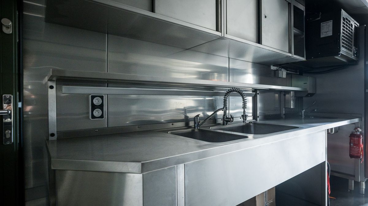 Milionové dluhy, návrh na úpadek. Potíže firmy, co dodává kuchyně armádě